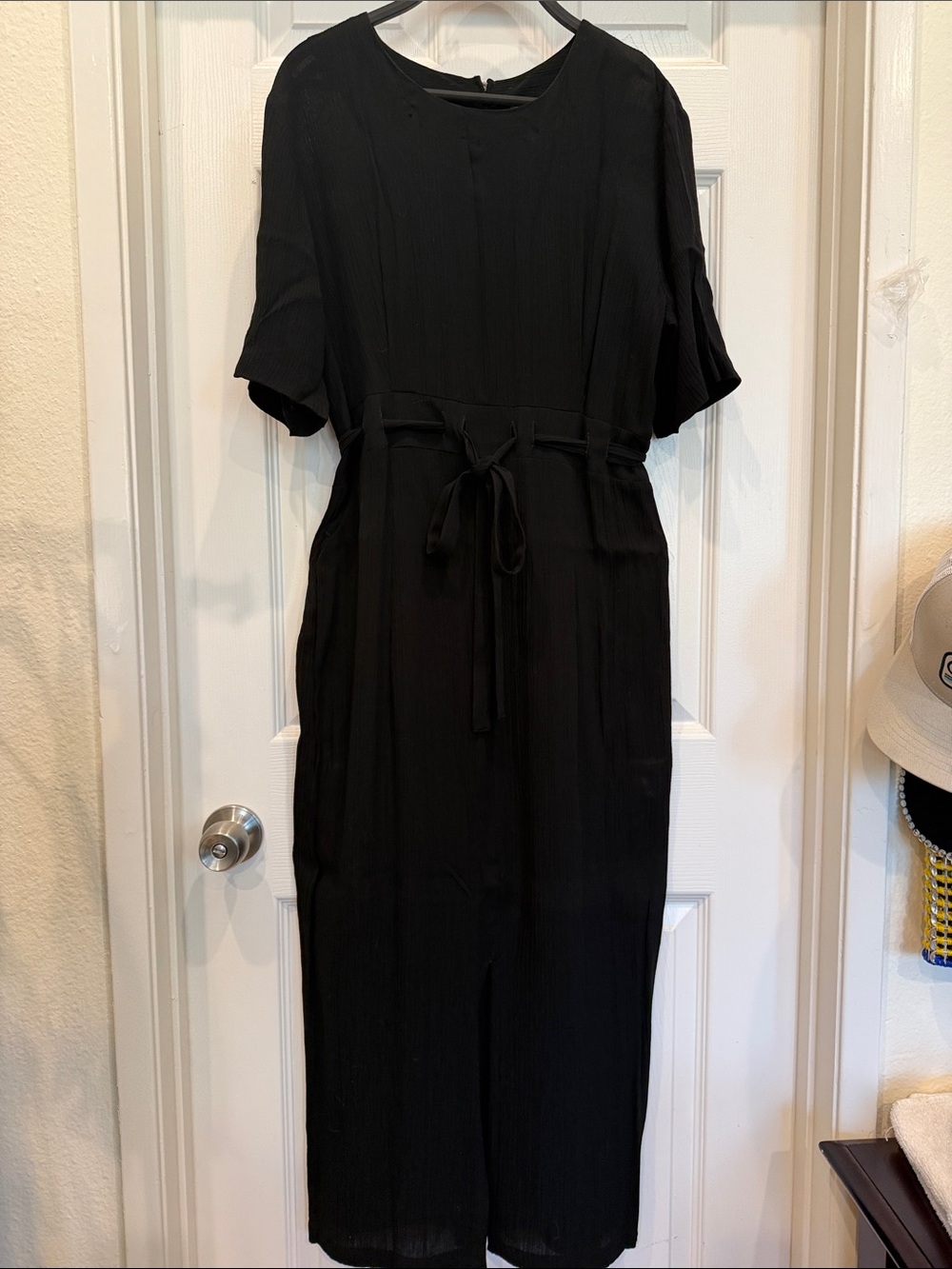 Black Short-Sleeve Tie-Waist Midi Dress - Classic Minimalist
